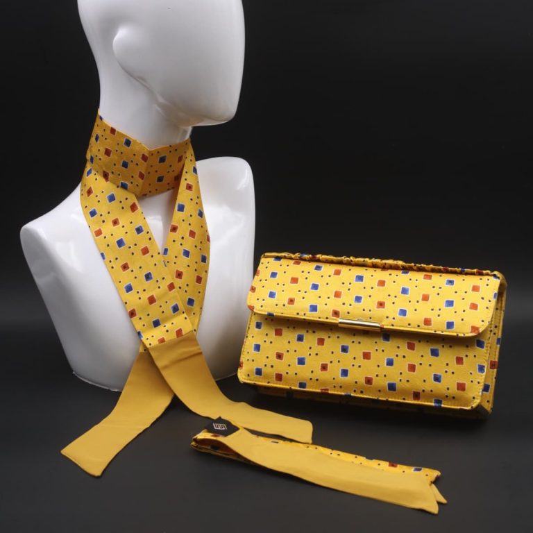 kit-clutch-in-seta-con-stampa-geometrica-giallo Kit Clutch in seta con stampa geometrica giallo