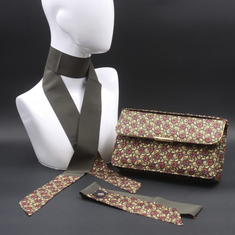 Kit clutch pochette con stampa floreale grigia Kit clutch pochette con stampa floreale grigia