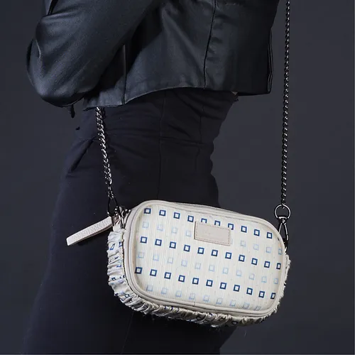 mini borsa a tracolla in pelle beige e seta indossata