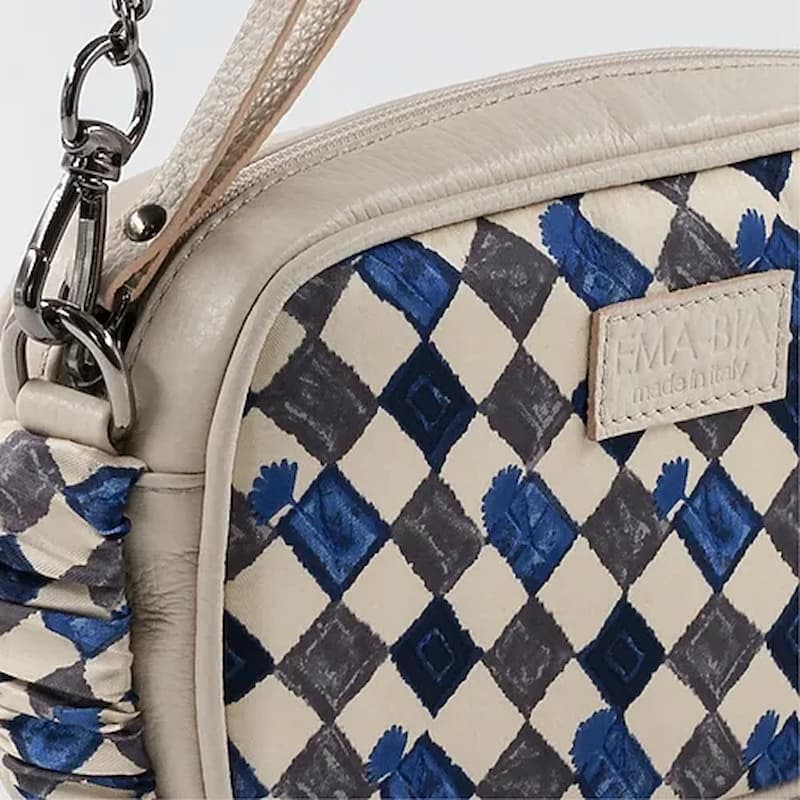 mini borsa in pelle beige e seta con stampa geometrica a mano