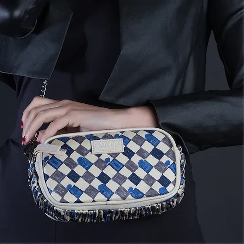 mini borsa in pelle beige e seta con stampa geometrica indossata