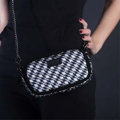 mini borsa in pelle nera e seta con stampa geometrica indossata