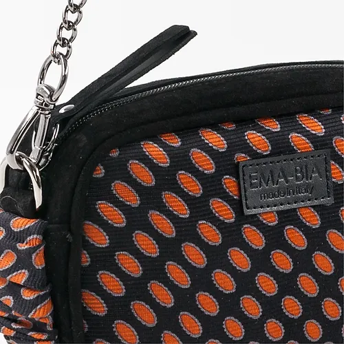 mini borsa in pelle nera e seta con stampa geometrica rossa a mano