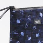 Mini pochette blu con stampa geometrica