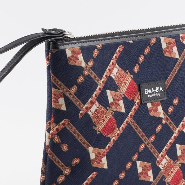 mini-pochette-in-silk-with-classic-print-4 Mini pochette in seta con stampa classic