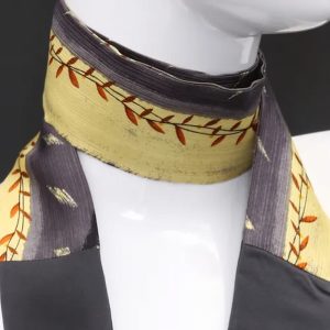 Foulard grigio in seta con stampa stilizzata