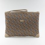 Beige Seidenclutch mit geometrischem Muster