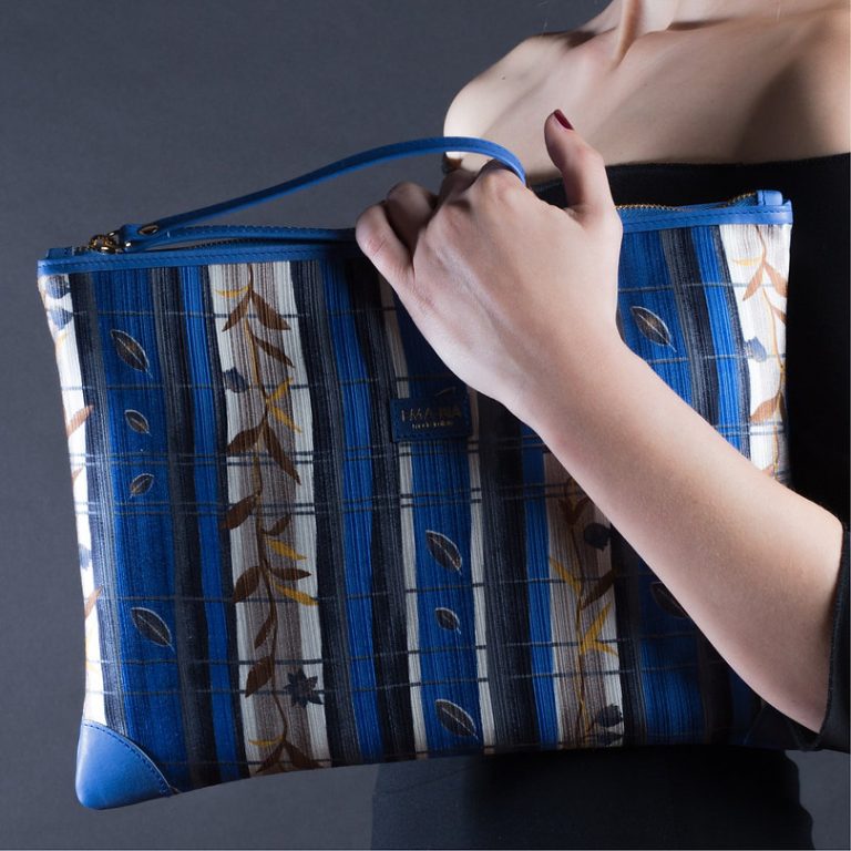 Blaue Avio Seidenpochette mit floralem Druck -2 Blaue Avio Seidenpochette mit floralem Druck