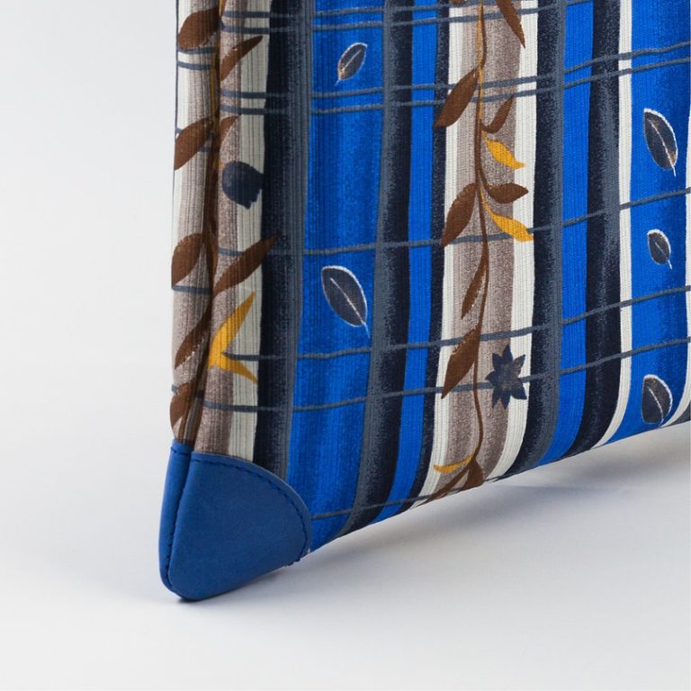 Blaue Avio Seidenpochette mit floralem Druck -4 Blaue Avio Seidenpochette mit floralem Druck