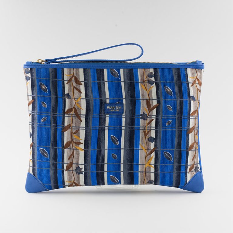 Blaue Avio Seidenpochette mit floralem Druck Blaue Avio Seidenpochette mit floralem Druck