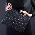 Blaue Seidenarm-Pochette mit floralem Druck