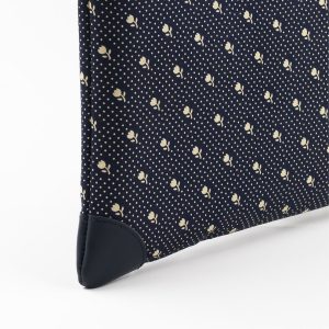 Pochette da braccio blu in seta con stampa floreale