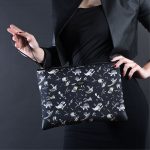 Pochette da braccio nera in seta con stampa naif