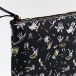 Pochette da braccio nera in seta con stampa naif