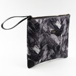Pochette in seta grigia e nera con stampa segno grafico