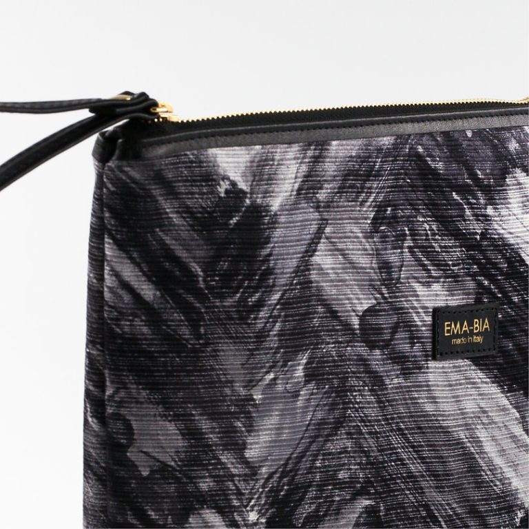 pochette-in-seta-grigia-e-nera-con-stampa-segno-grafico-5 Pochette in seta grigia e nera con stampa segno grafico