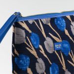 Pochette in seta nera e blu con stampa floreale