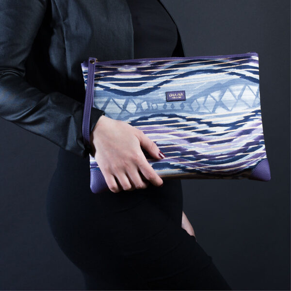 Pochette in seta viola panna con stampa geometrico-pittorica
