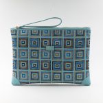 Türkisgrüne Seidenpochette mit geometrischem Druck