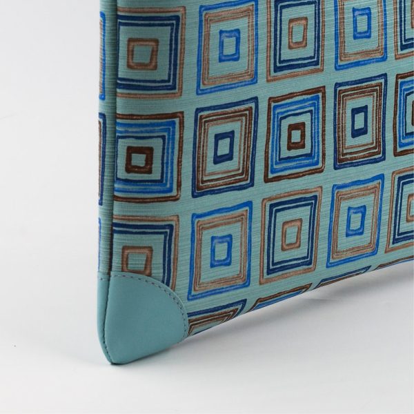 Türkisgrüne Seidenpochette mit geometrischem Druck