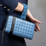 portafoglio pochette in seta e pelle blu nero alla mano