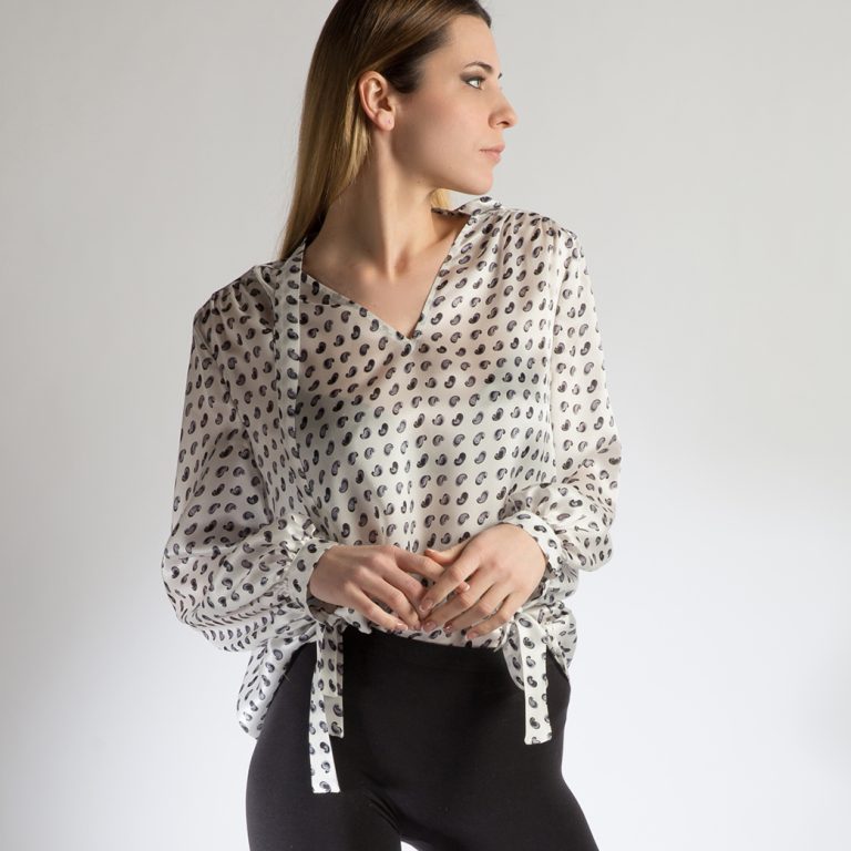 Camicia-in-seta-Jasmine-Bianca-e-Marrone-indossata Camicia in seta Jasmine Bianca e Marrone indossata
