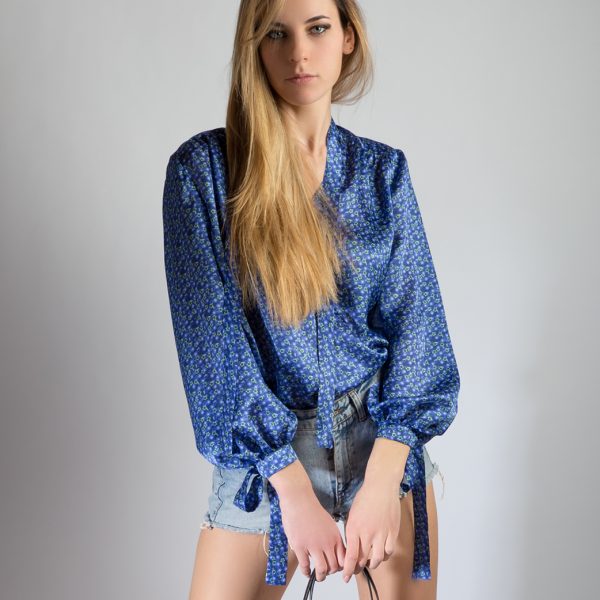 camicia in seta jasmine con maniche ampie blu indossata