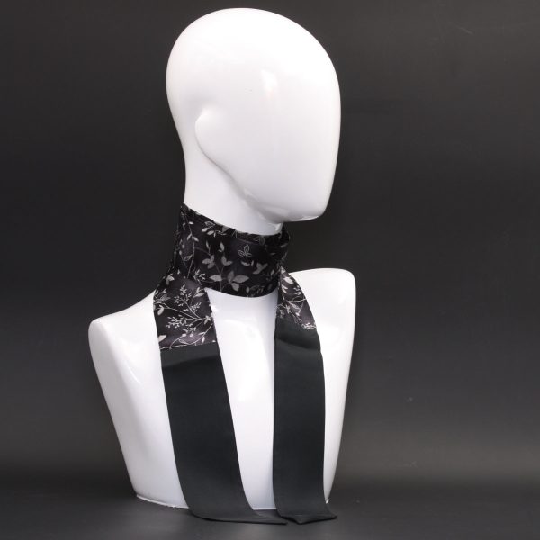 Foulard in pura seta nero con stampa floreale