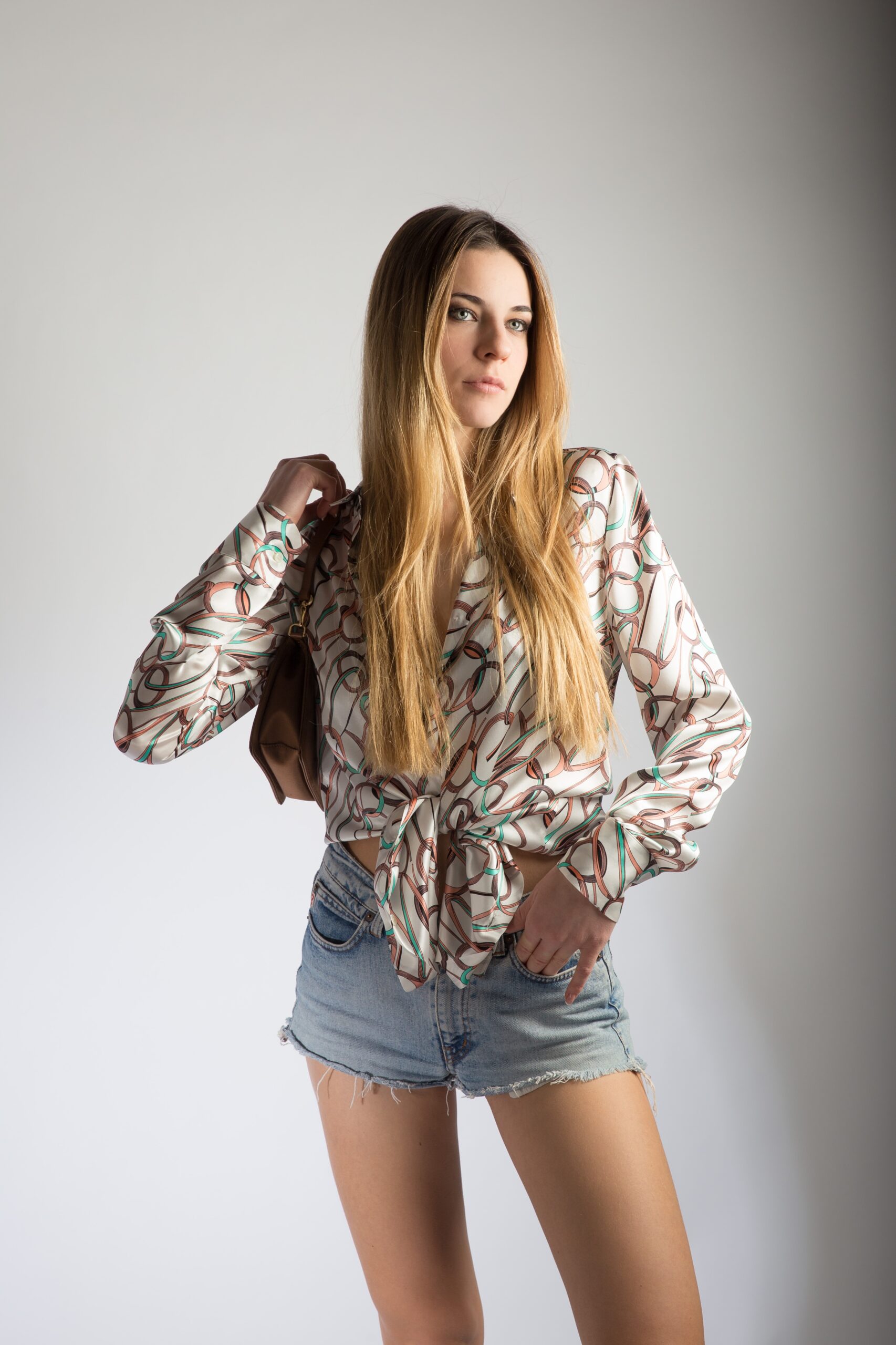 Facetune_26-07-2023-09-33-19 blank