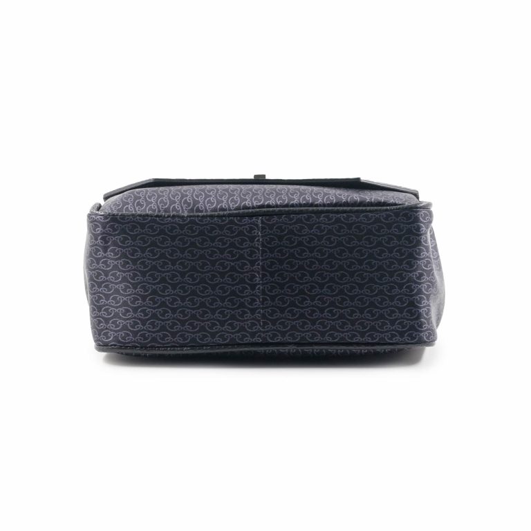 borsa-con-catenella-elegante-grigia-fondo