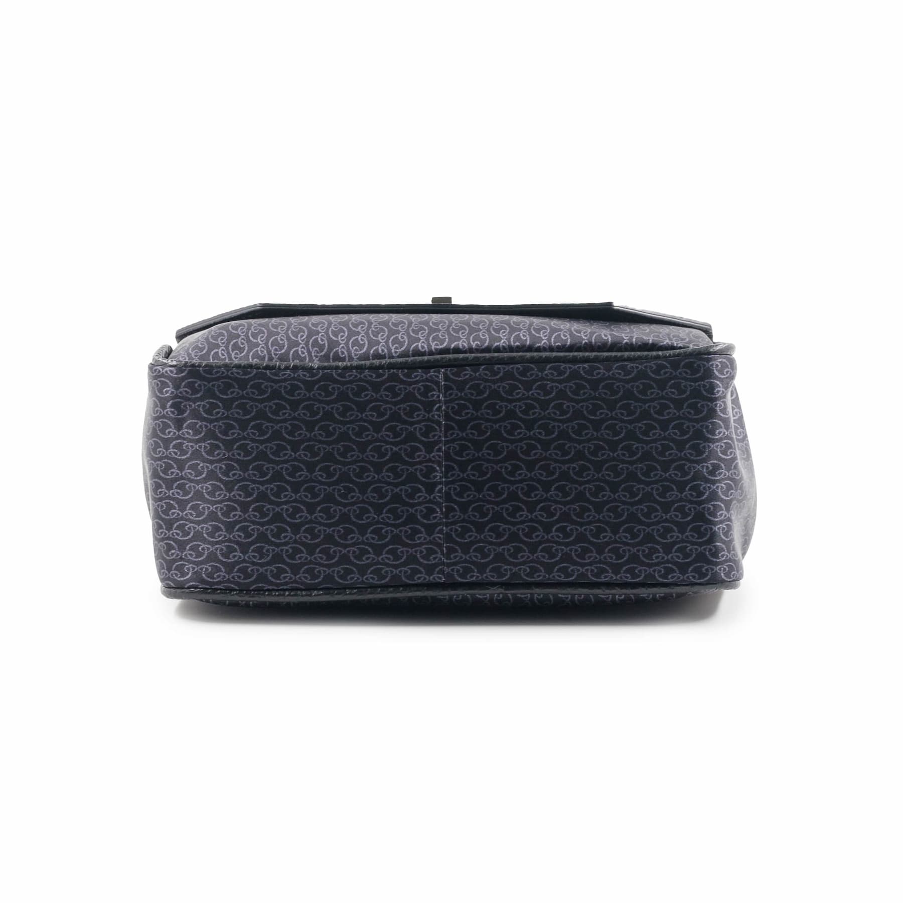 borsa-con-catenella-elegante-grigia-fondo blank