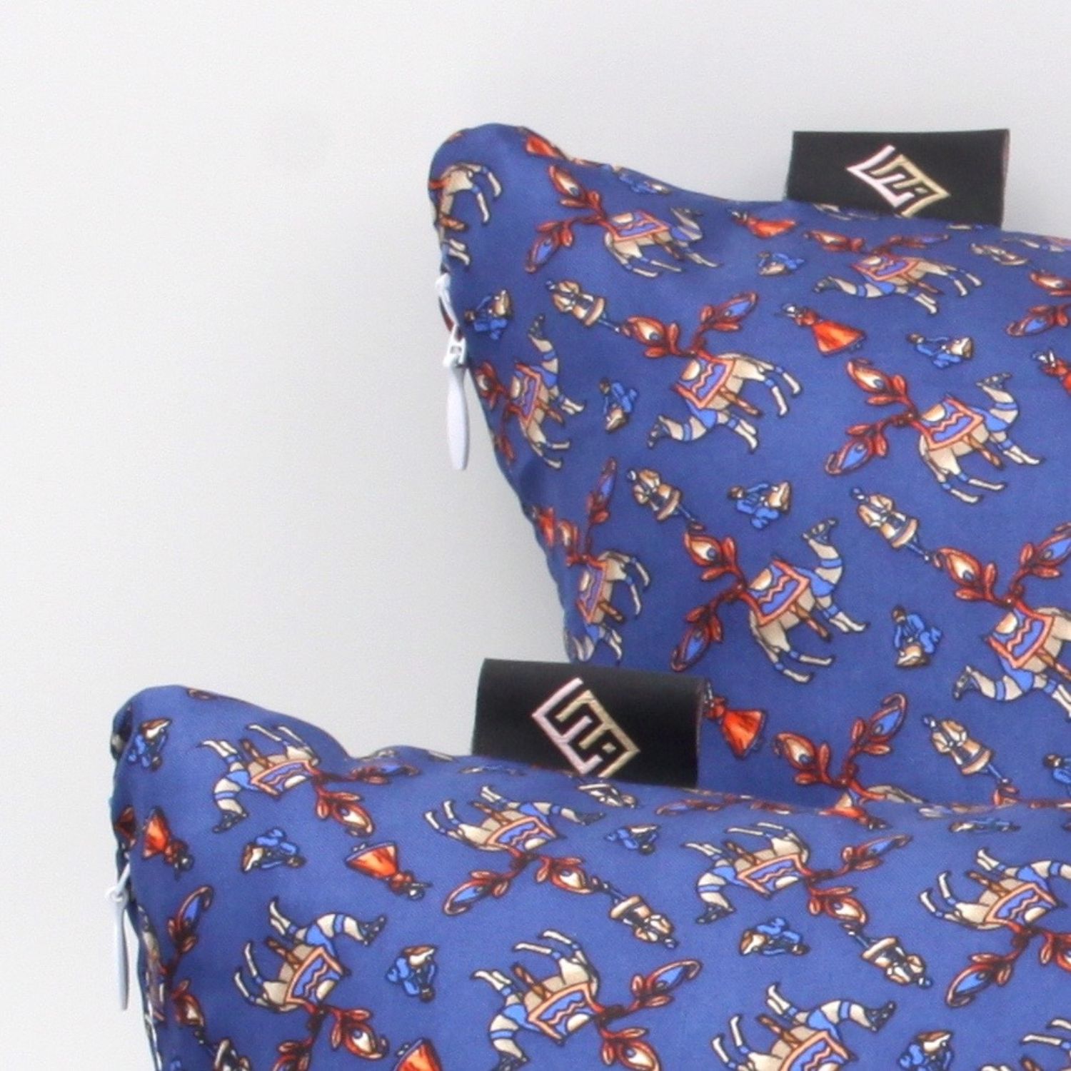 Cuscini rettangolari decorativi in seta Blu con stampa dromedari Silky Pillows Rectangular 2 blank